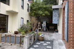 Interesting shops with rock gardens